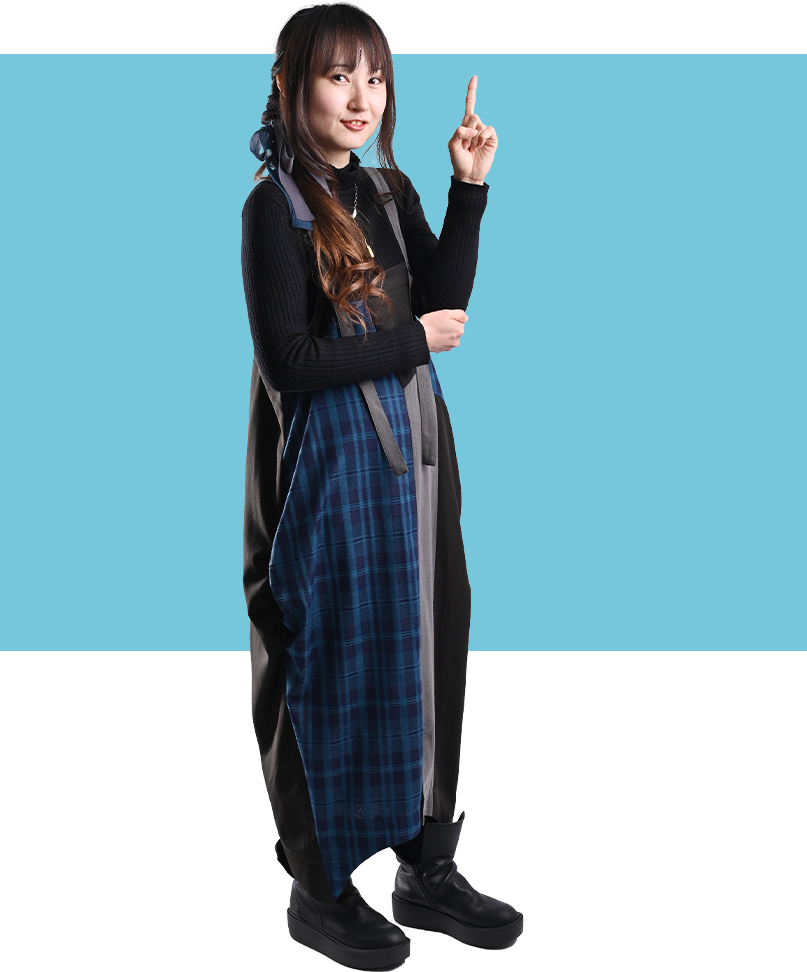 人差し指を立てる女性スタッフの写真